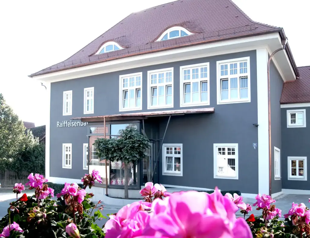 Raiffeisenbank_Plankstetten_h-Kopie Gebäude der Raiffeisenbank Plankstetten in der Abt-Maurus-Straße 13